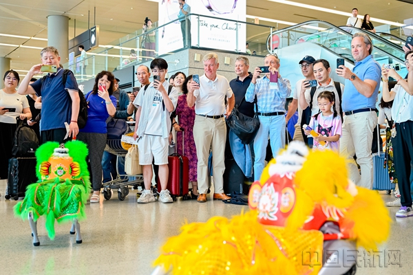 6月29日,虹橋機(jī)場(chǎng)的機(jī)器狗表演吸引了旅客紛紛駐足-善見(jiàn)攝10
