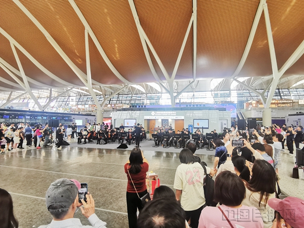 6月29日當(dāng)天,浦東機(jī)場(chǎng)的交響樂(lè)演出吸引旅客拍照留念-錢擘攝13