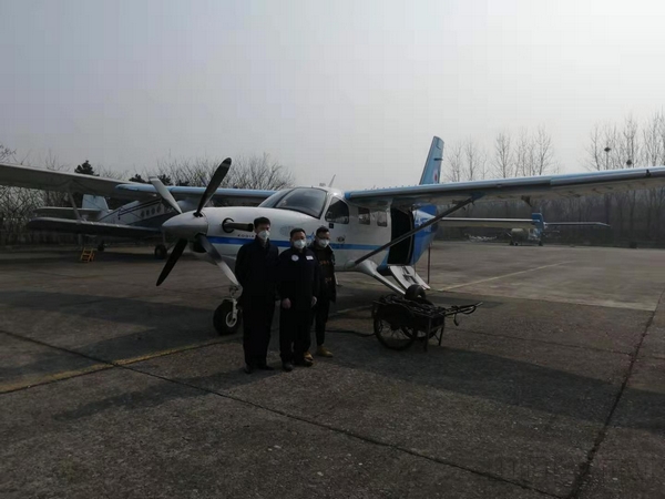2月3日，14時(shí)16分，湖北楚天通航大棕熊飛機(jī)飛往南京祿口機(jī)場，在南京裝載卓爾集團(tuán)捐贈(zèng)湖北的100臺(tái)呼吸機(jī)后，迅速支援武漢。 (1).jpg