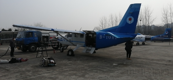 2月3日，14時(shí)16分，湖北楚天通航大棕熊飛機(jī)飛往南京祿口機(jī)場，在南京裝載卓爾集團(tuán)捐贈(zèng)湖北的100臺(tái)呼吸機(jī)后，迅速支援武漢。 (2).jpg