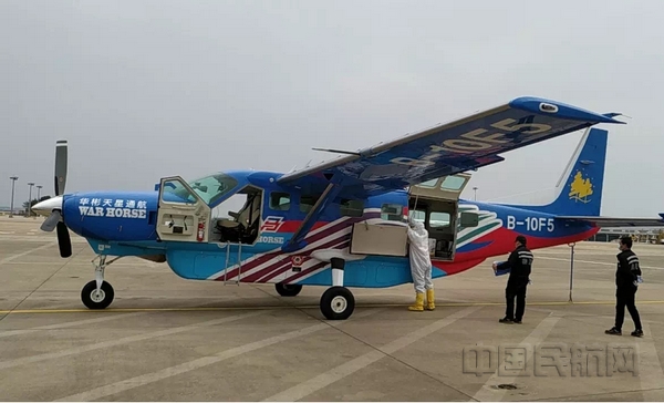 nEO_IMG_飛機(jī)落地武漢天河機(jī)場(chǎng)