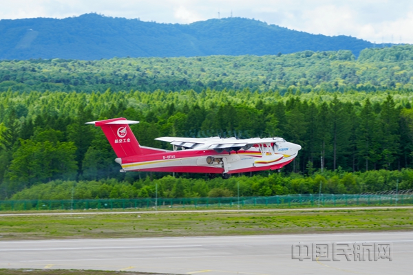1007架機(jī)起飛-上海審定中心供圖